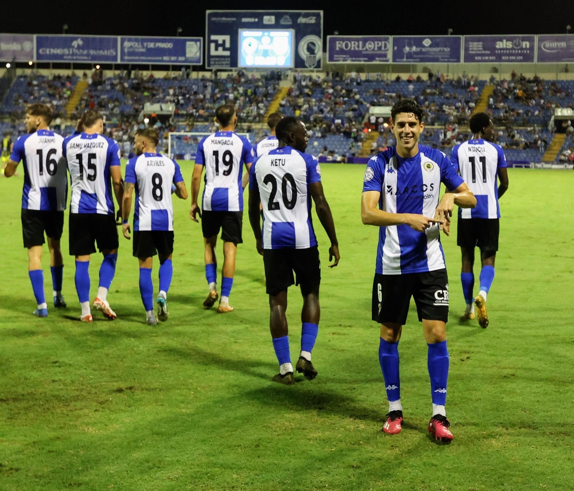 Roger Colomina dedica su segundo gol como blanquiazul tras marcarle al Andratx el sábado.