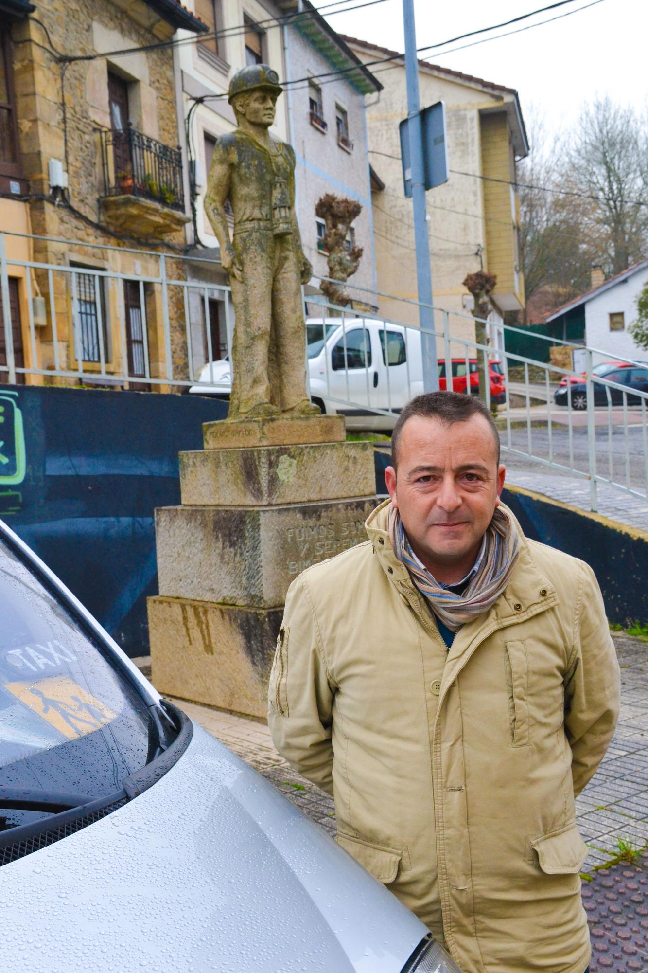 Primer plano de Diego Caturla, con el monumento al minero al fondo.