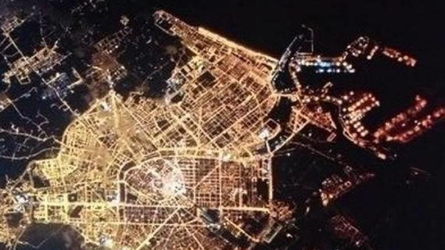 Una imagen de satélite de la ciudad de València iluminada por la noche.