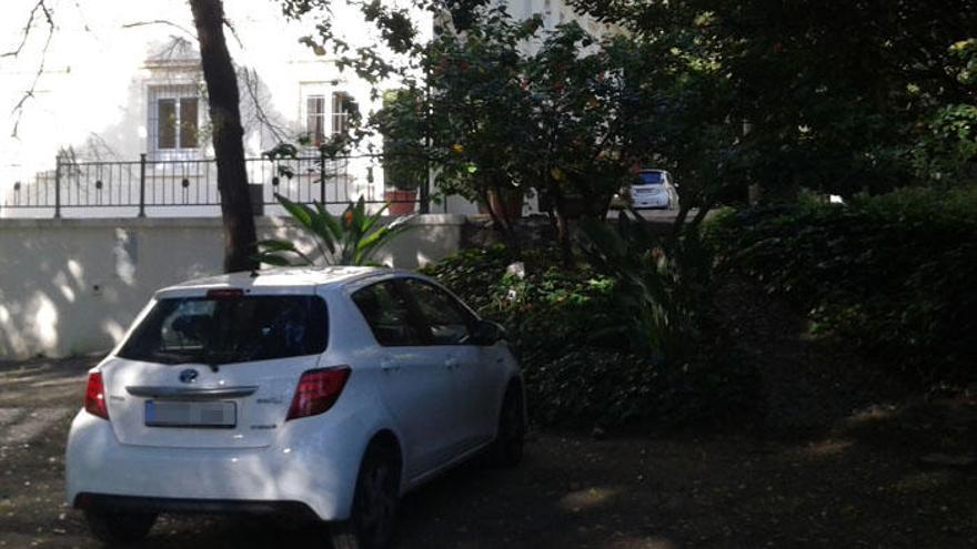 Quejas por aparcar en el jardín histórico de La Concepción