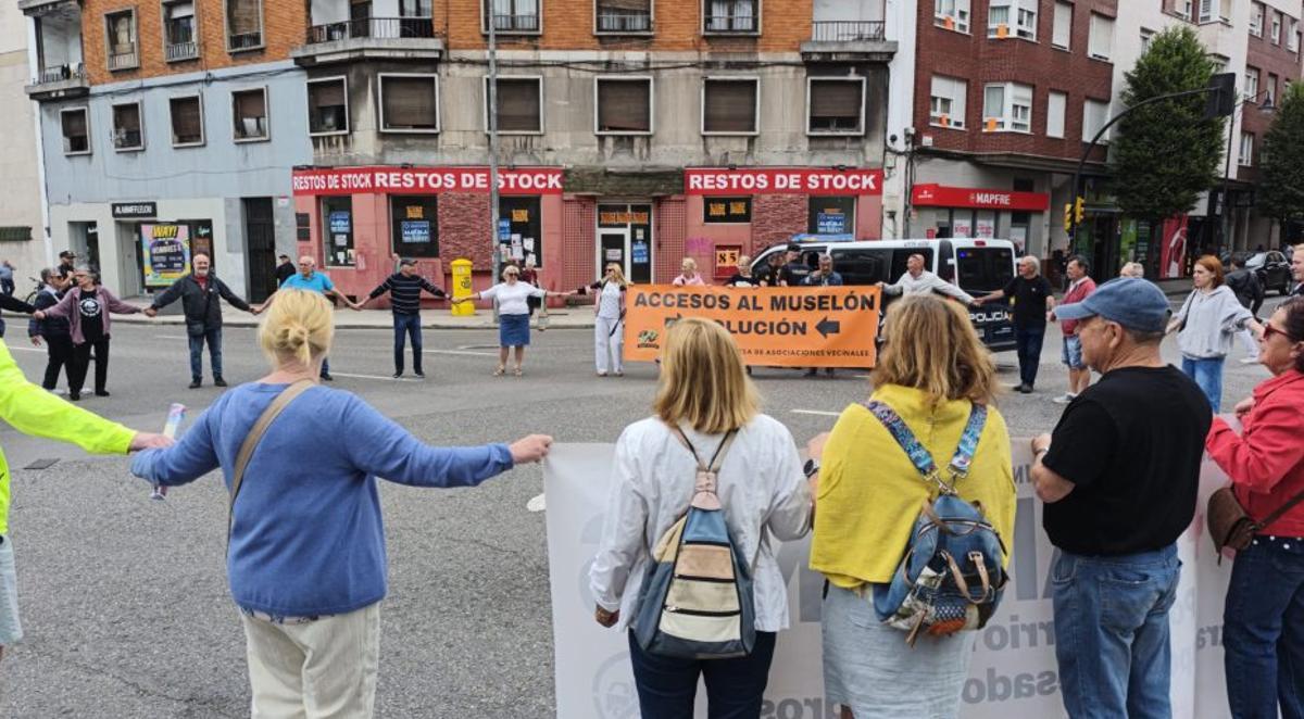 Un momento del corte de tráfico con corro incluido en Cuatro Caminos.
