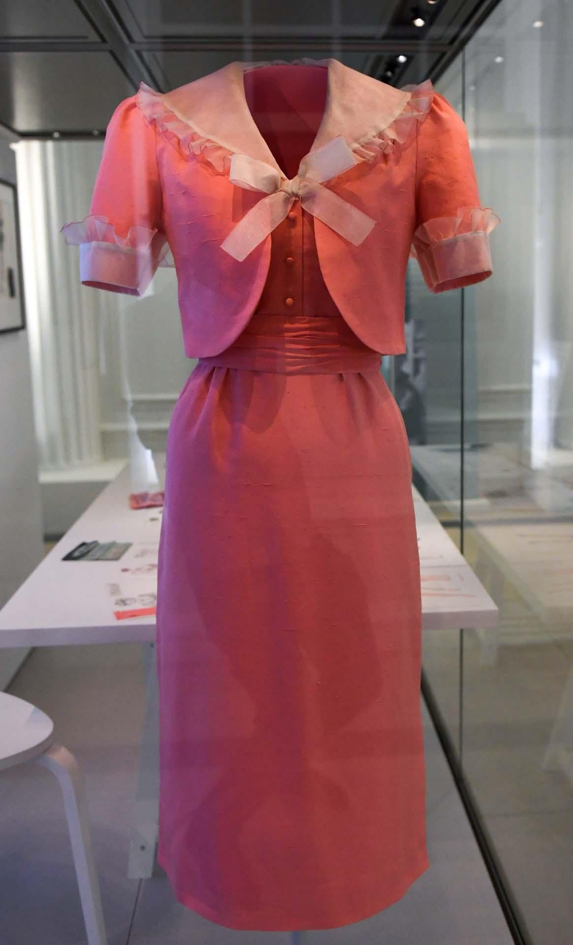 Traje de Diana para un tour oficial