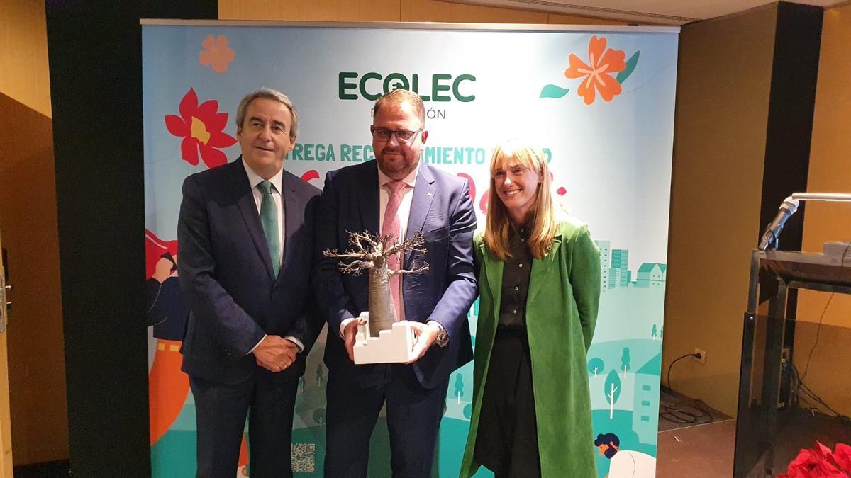 Osuna, ayer en Madrid, con el premio a Mérida por su implicación con el reciclaje.