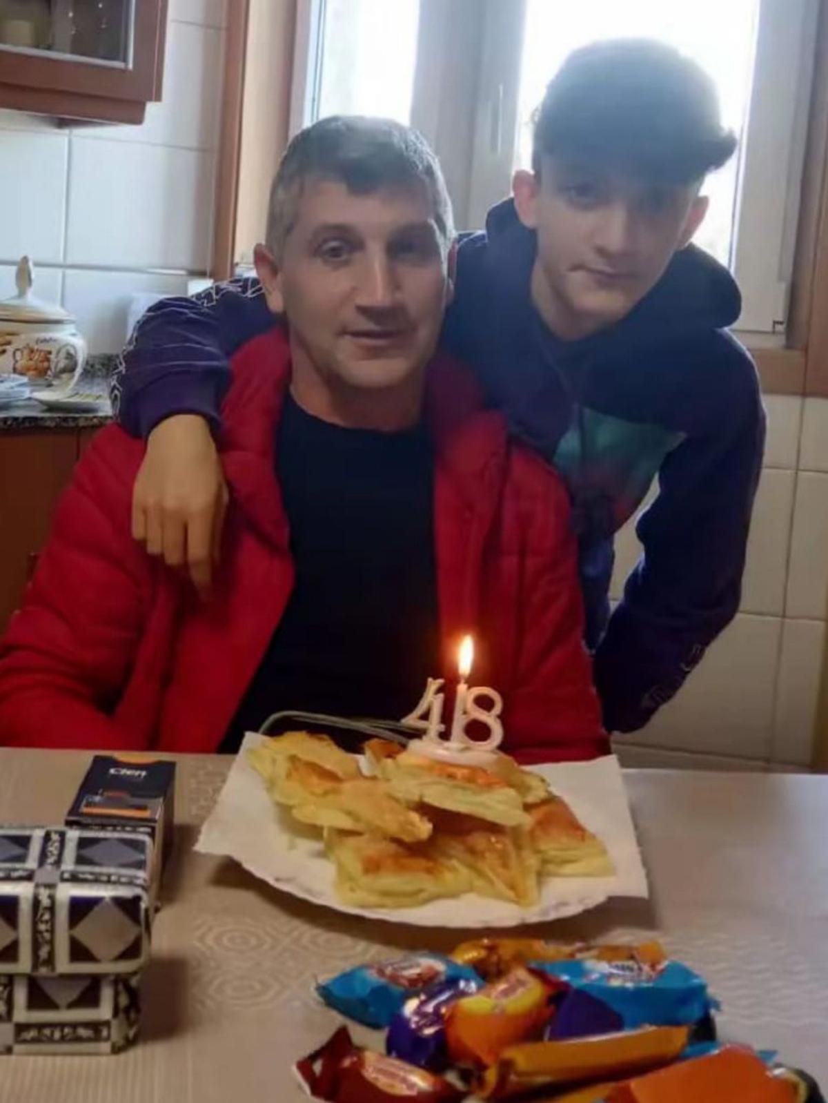 Diego (dcha) posa junto a su
hermano Guille con el coche
con el que competía.| LCO