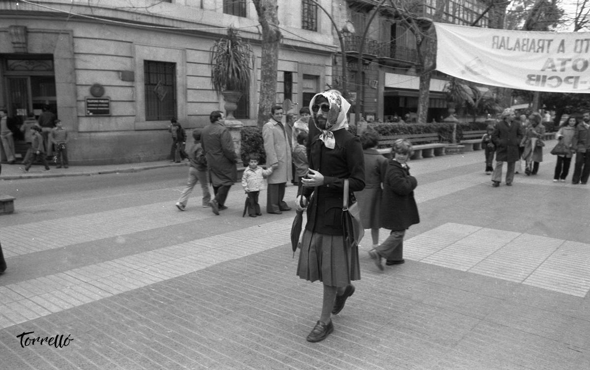 Una mujer barbuda en la Rua de 1979 en el Passeig del Born