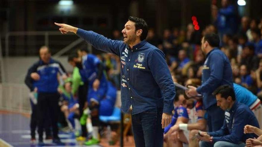 Jabato dirigiendo un partido de liga. // G.S.