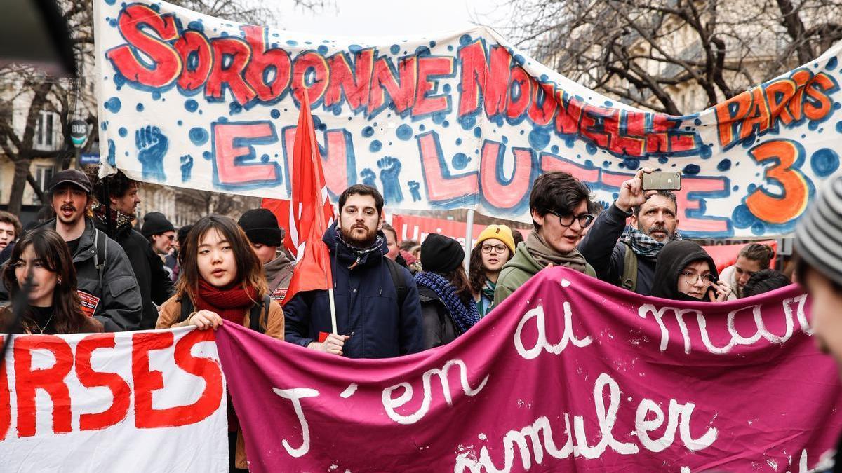 Jóvenes manifestantes en la protesta de esta sábado en París contra la reforma de las pensiones que propone el Gobierno de Macron.