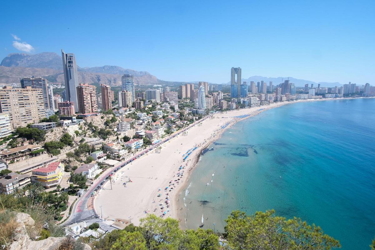 Panorámica de la playa de Poniente en Benidorm.