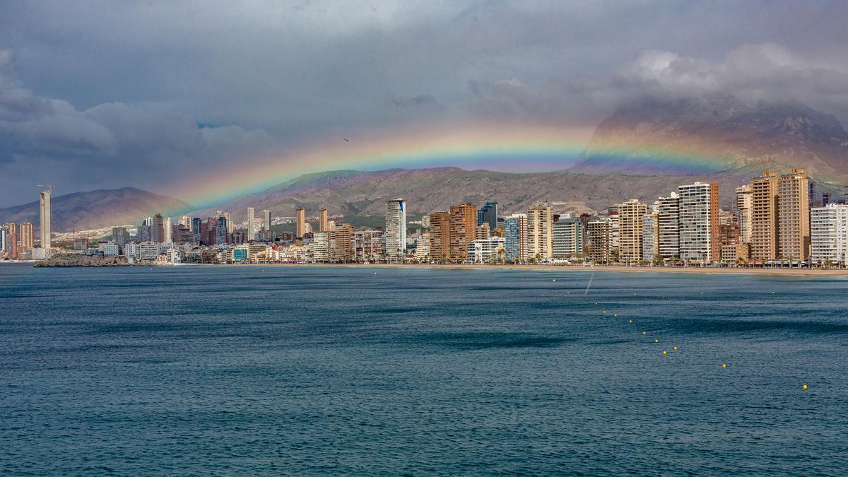 21/03/2021. El primer día de la primavera deja nieve en algunas cumbres de la provincia de Alicante y un arcoiris sobre la ciudad de Benidorm.