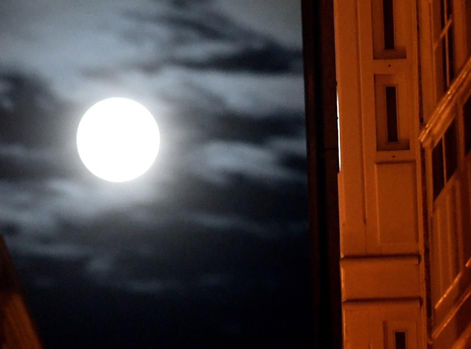 La ''Superluna'' ya asoma en A Coruña