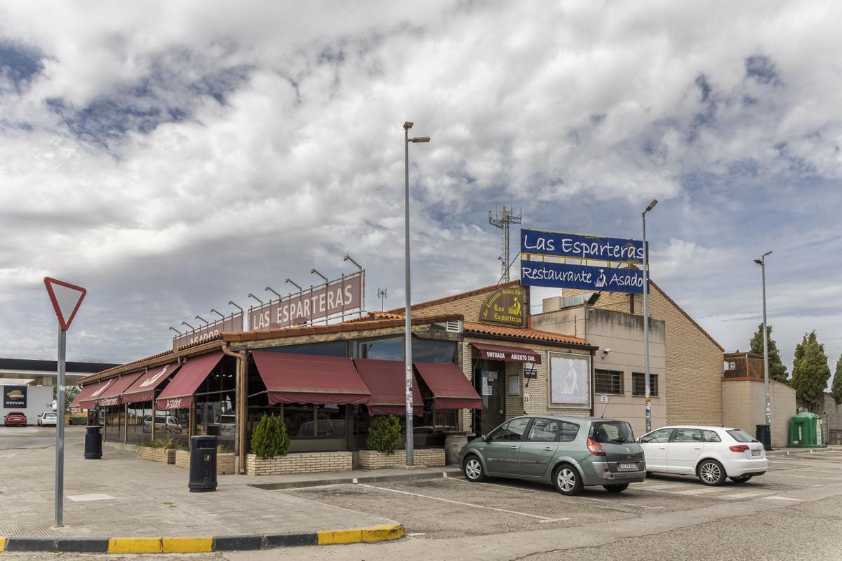 Vista del edificio donde está Las Esparteras, en la salida 47 de la A-5. 