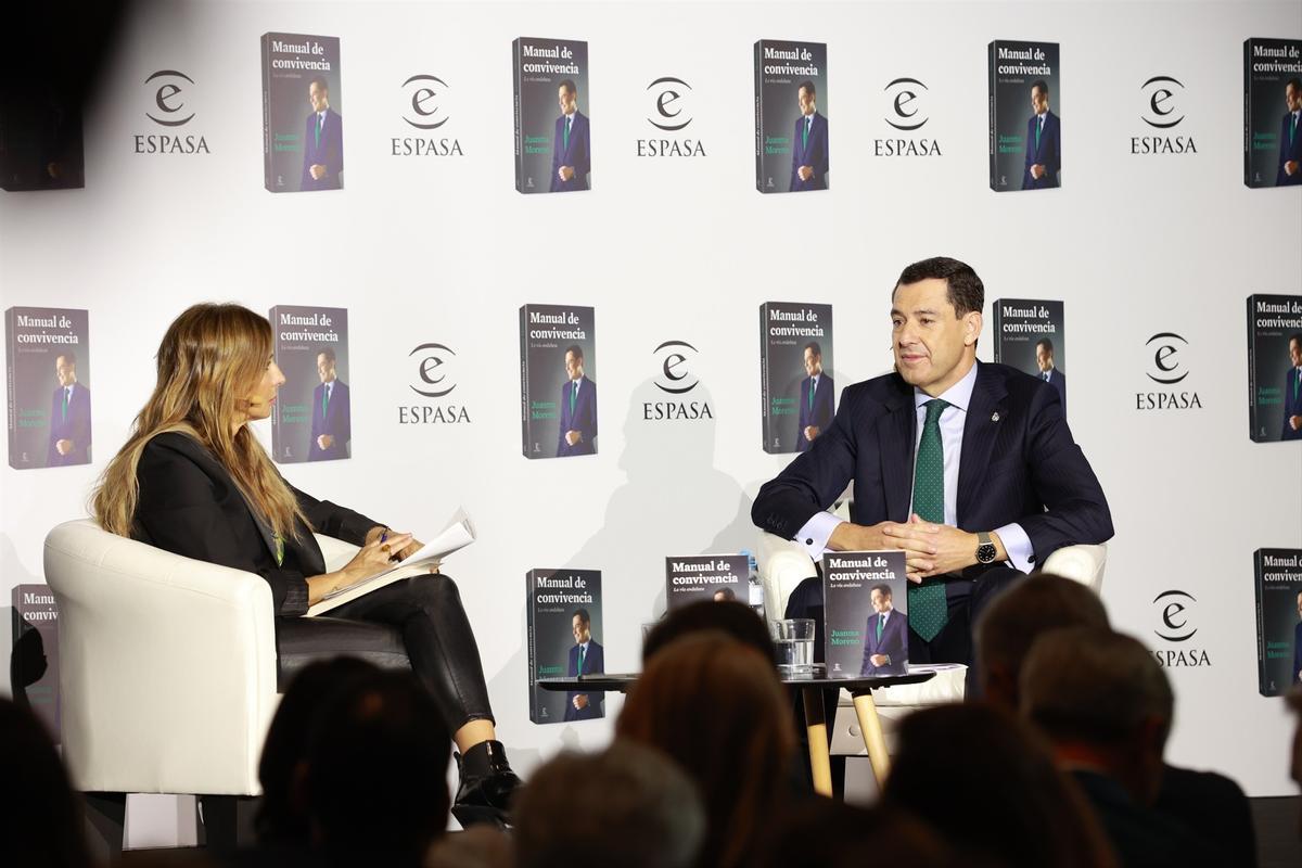 El presidente de la Junta de Andalucía, Juanma Moreno, junto a la periodista Carmen Morodo.