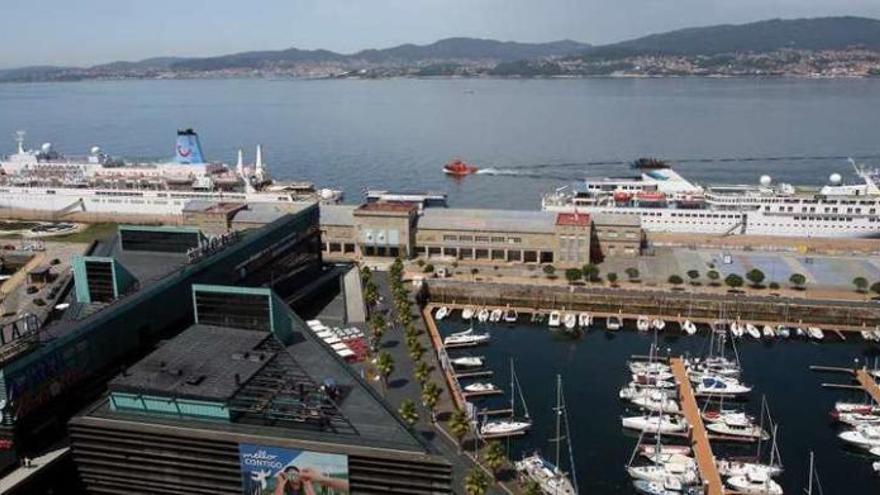 Los dos cruceros coincidieron en el muelle vigués. // Marcos Canosa