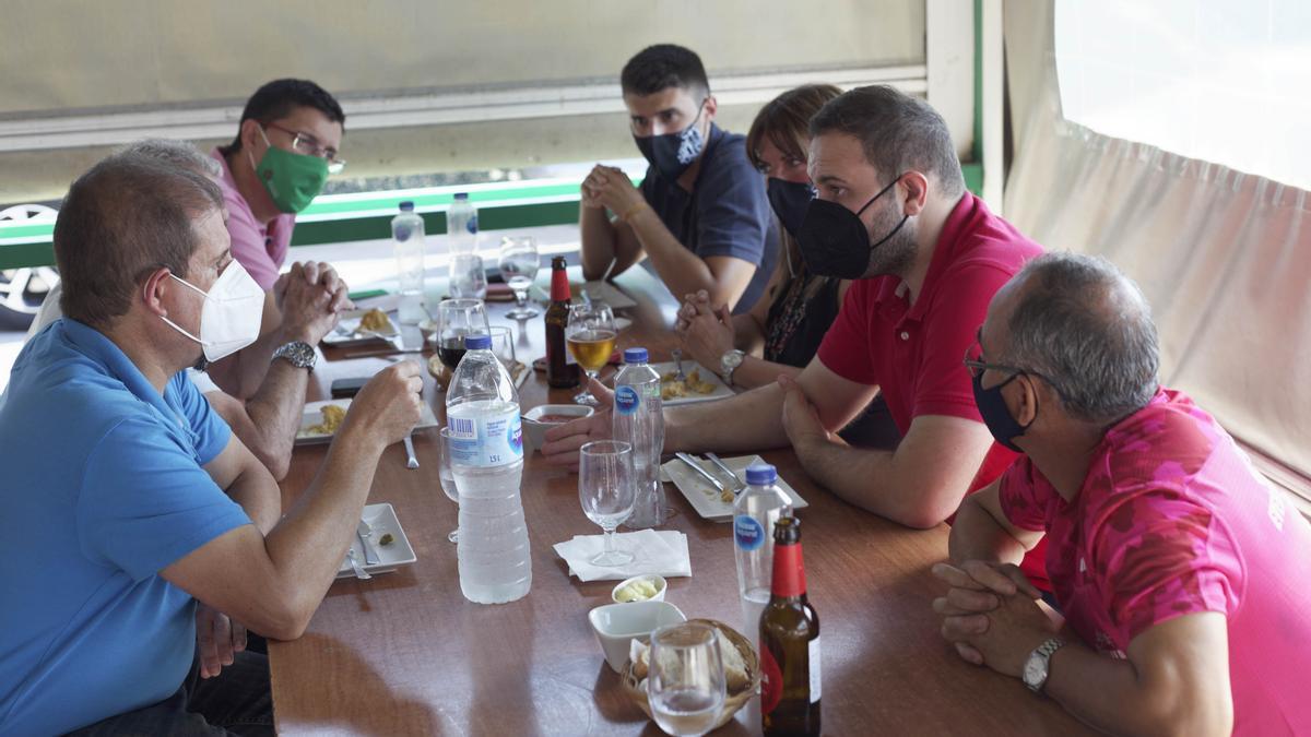 Un momento del encuentro informal mantenido entre el concejal de Urbanismo y los presidente de las AAVV de la Marjaleria.