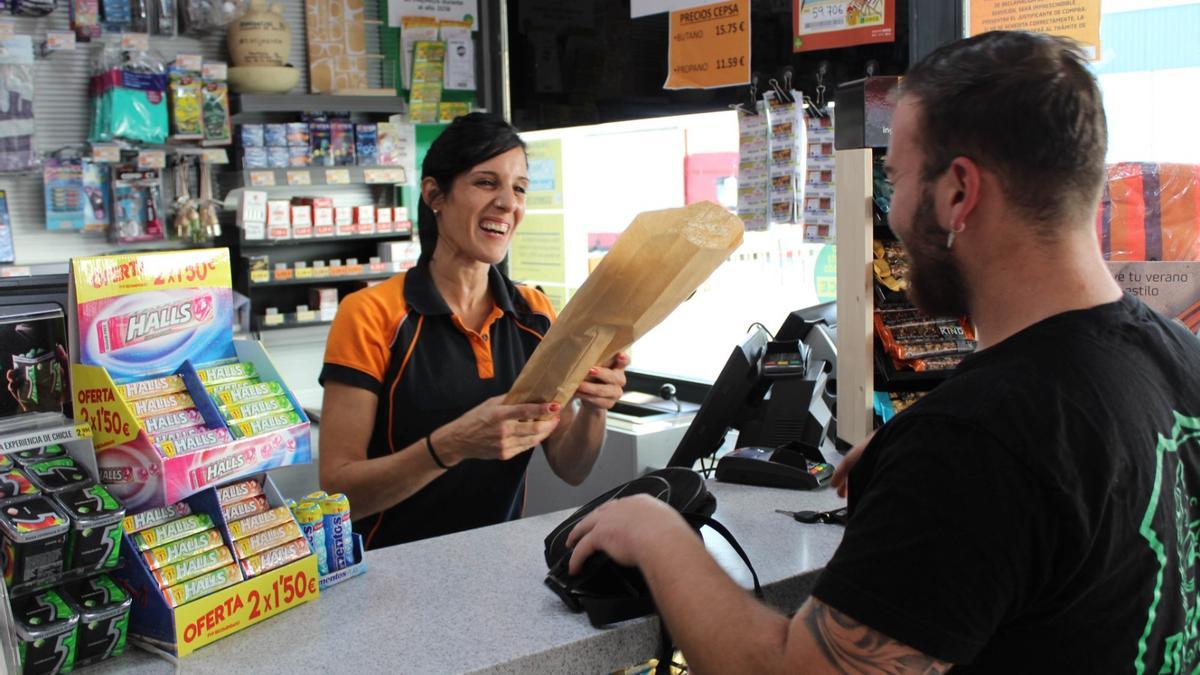 Una empleada atiende a un cliente en la Estación de Servicio Domipetrol, de Majaneque.