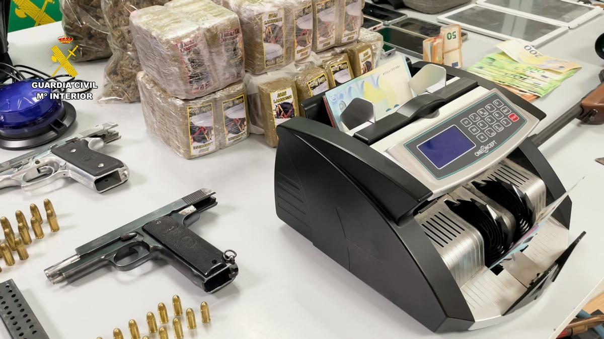 Armas, dinero y joyas sustraídas.
