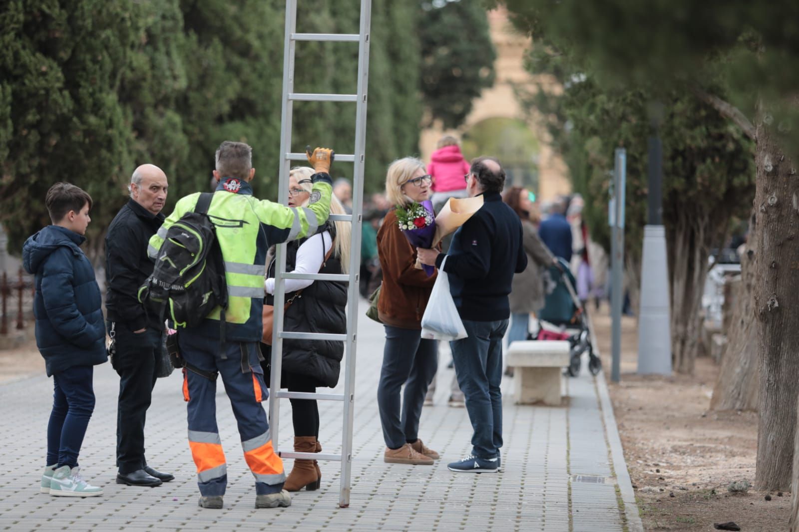 Miles de familias rinden homenaje a sus muertos en el Cementerio de Torrero