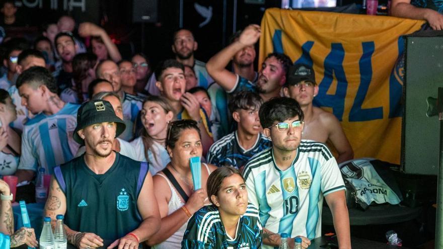 Aficionados de la selección Argentina se concentran en el Bar Lunita