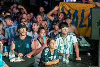 Aficionados de la selección Argentina se concentran en el Bar Lunita