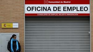 jcarbo15349991 madrid  02 03 11  una persona espera la apertura d160303163446