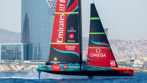 El barco del Emirates Team New Zealand, navegando frente a la costa de Barcelona.