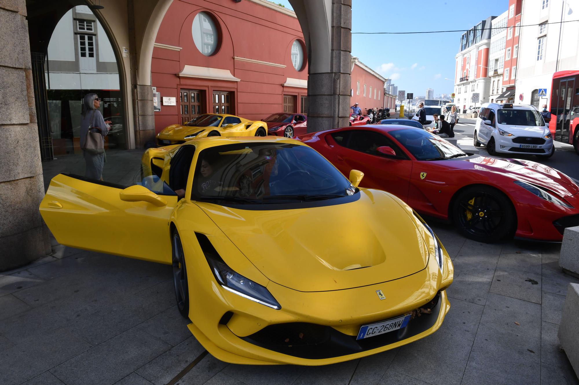 Vehículos Ferrari se pasean por O Parrote