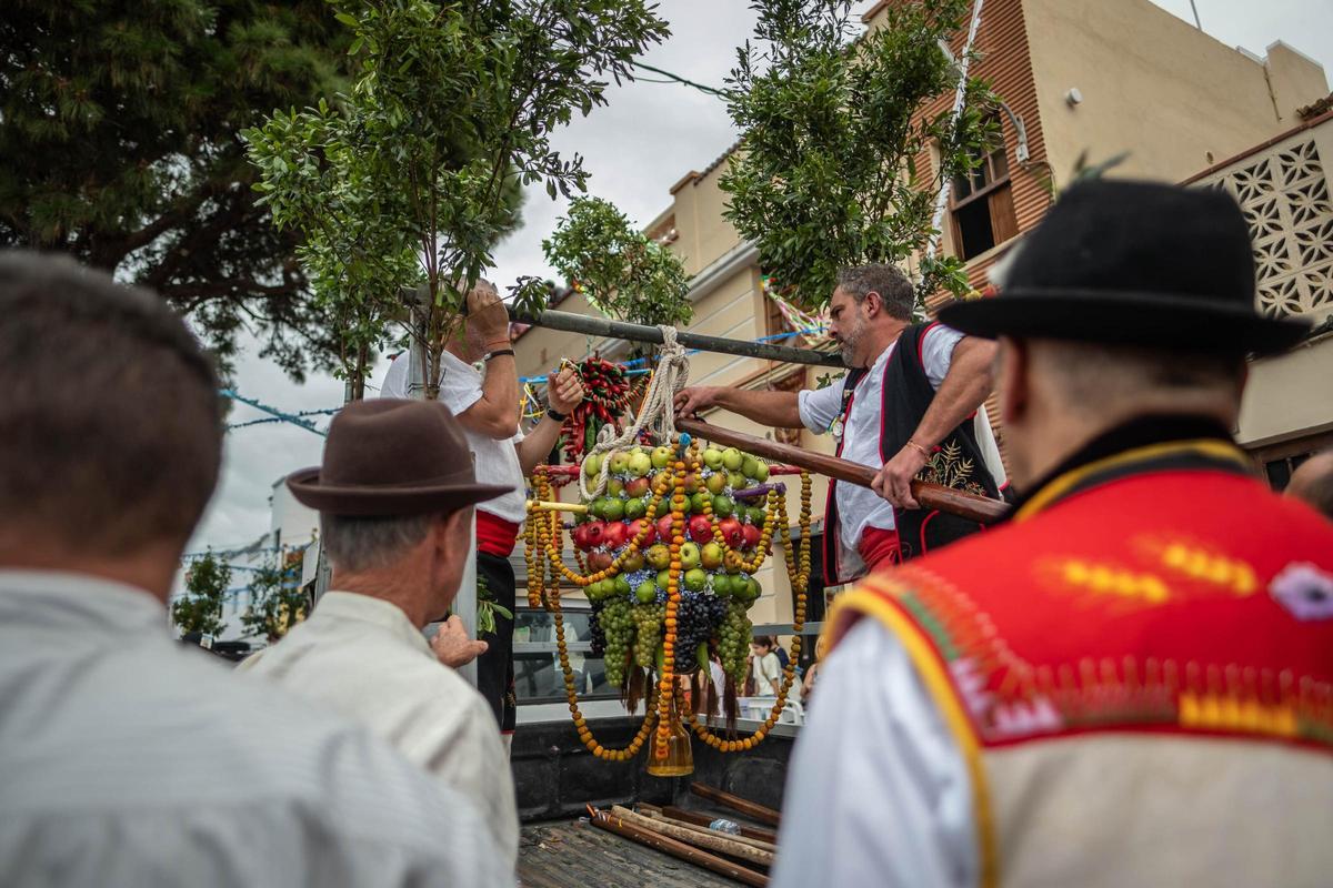 Subida de los cestos y bollos de Santa Bárbara (Icod de los Vinos)