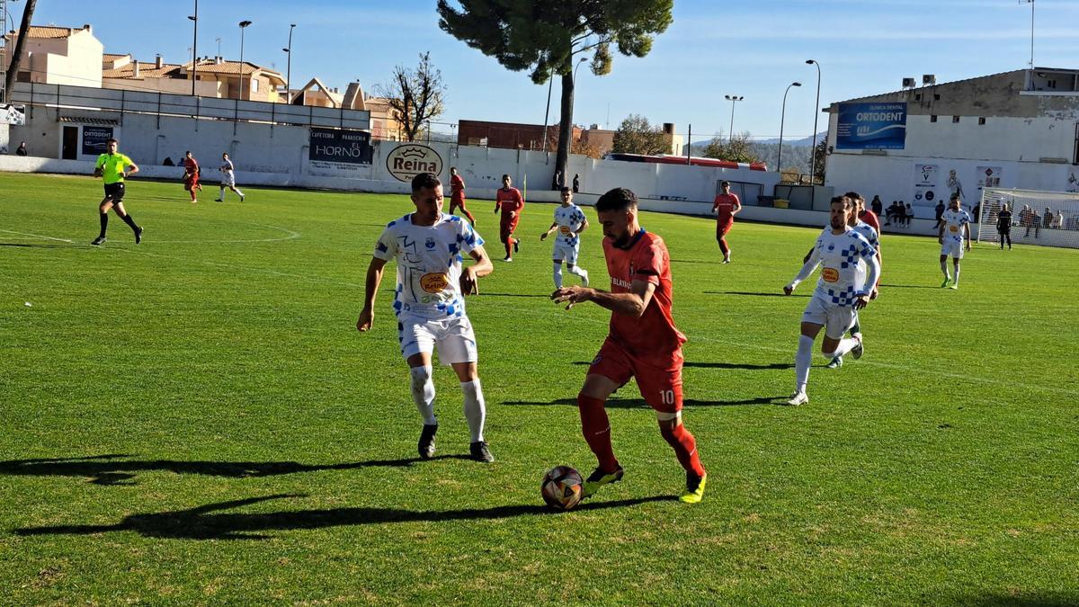 Valdeolivas conduce el balón ante la presión de un rival.