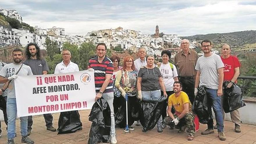 Un colectivo recoge cientos de kilos de basura del meandro de Montoro