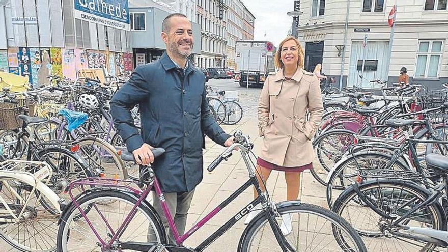 Ángel García, con Susana Madera, en un aparcamiento de bicicletas de la ciudad. | P. T.