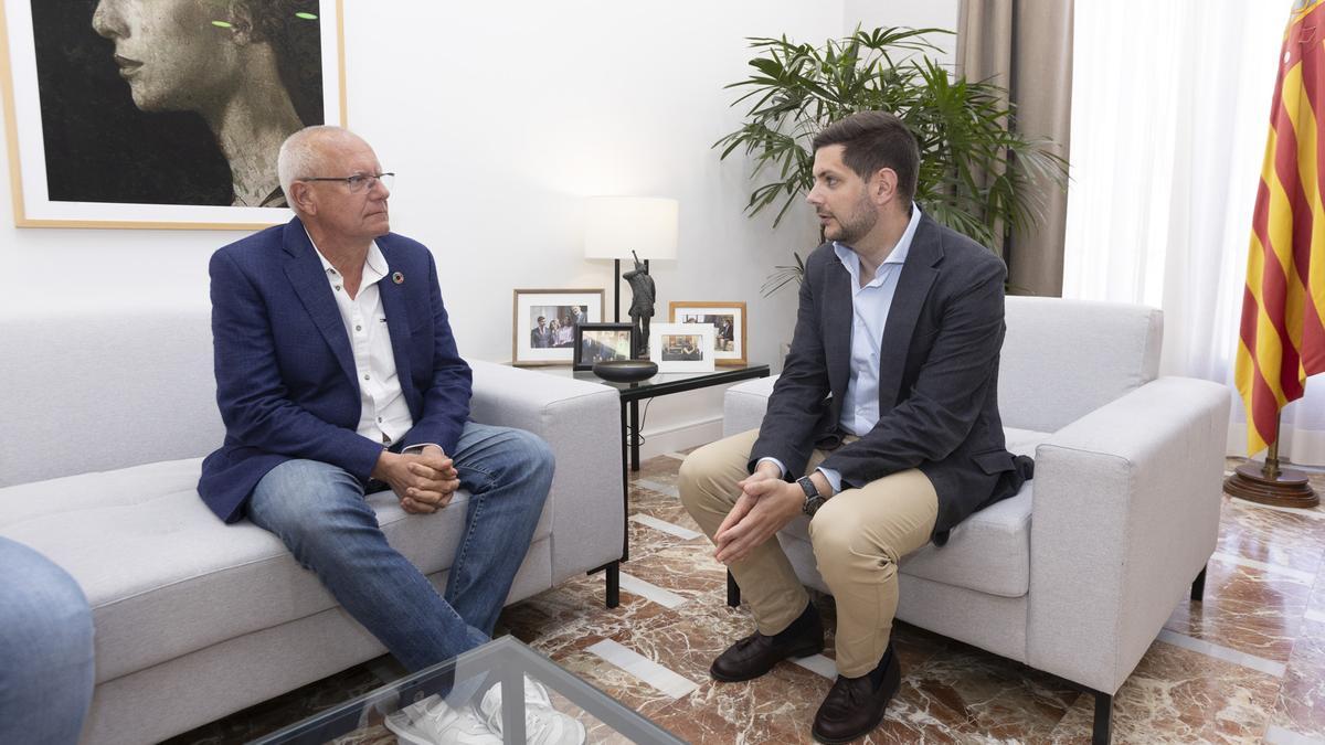 Vicent Grimalt y José Manuel Prieto, ayer durante su reunión en Gandia.