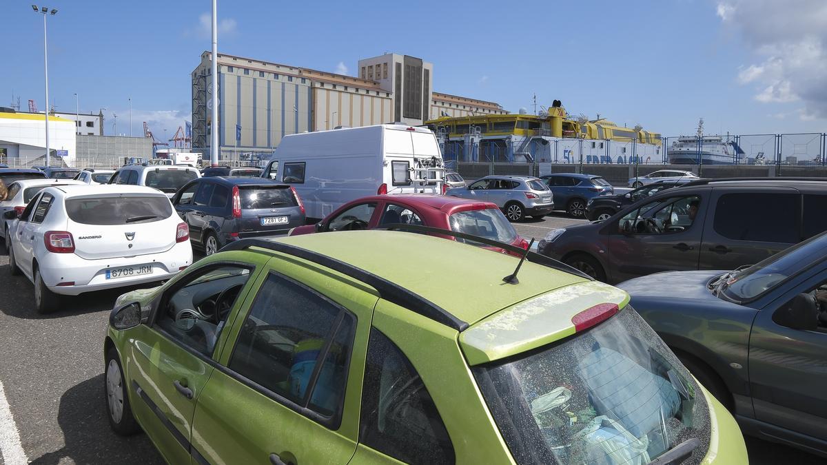 Operación retorno en la terminal de Armas-Trasmediterránea en el Puerto de Las Palmas