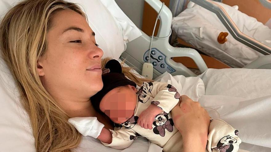 La mujer de Morata abandona la UCI y abraza por fin a su hija: &quot;Han sido los peores días de mi vida&quot;