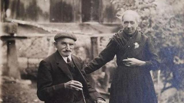 Manuel Corrada y Balbina Alonso, en Arnaño.
