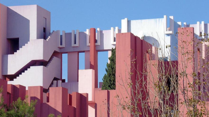 La Muralla Roja es uno de los edificios de Ricardo Bofill más conocidos.