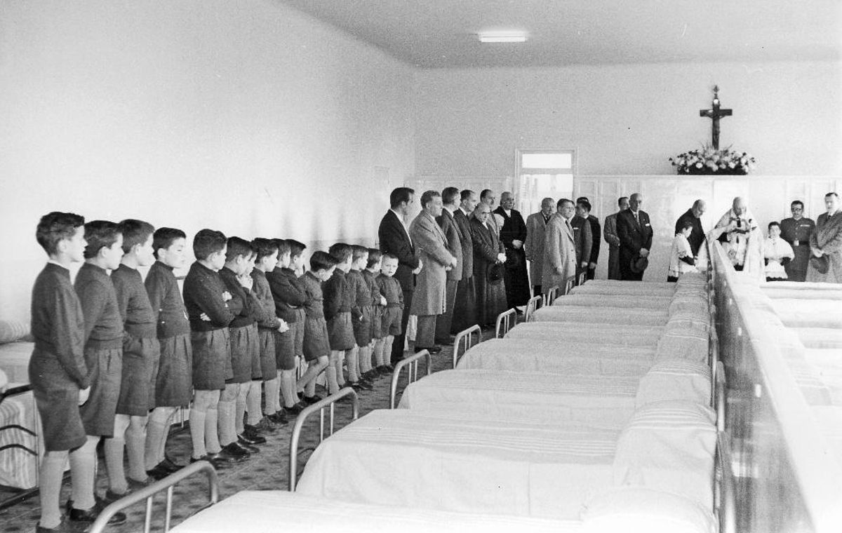 Inauguració dels dormitoris de nens subvencionat per Caixa Manresa el novembre de 1956
