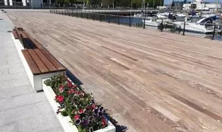 El paseo de As Avenidas gana lustre con nuevos bancos al mar