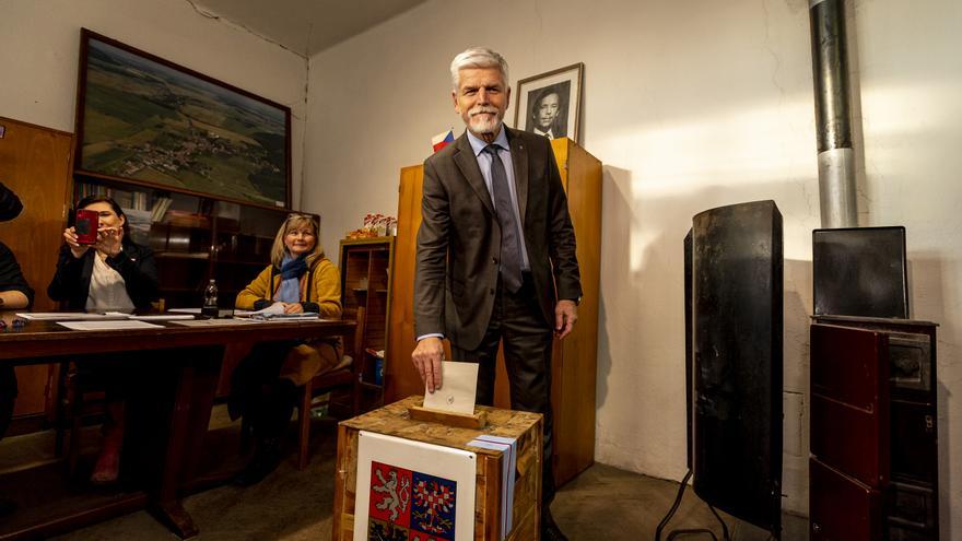 El exgeneral Pavel y el populista Babis pasan a la segunda vuelta de las presidenciales checas