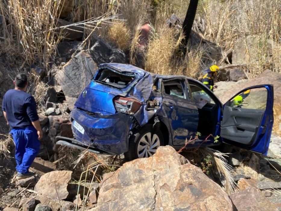 Dos heridos tras la precipitación de un vehículo por un barranco en Gran Canaria