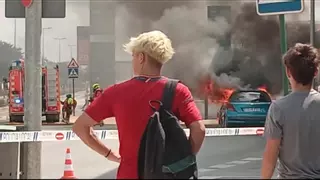 Así ha sido el incendio de un coche en un polígono de Ontinyent