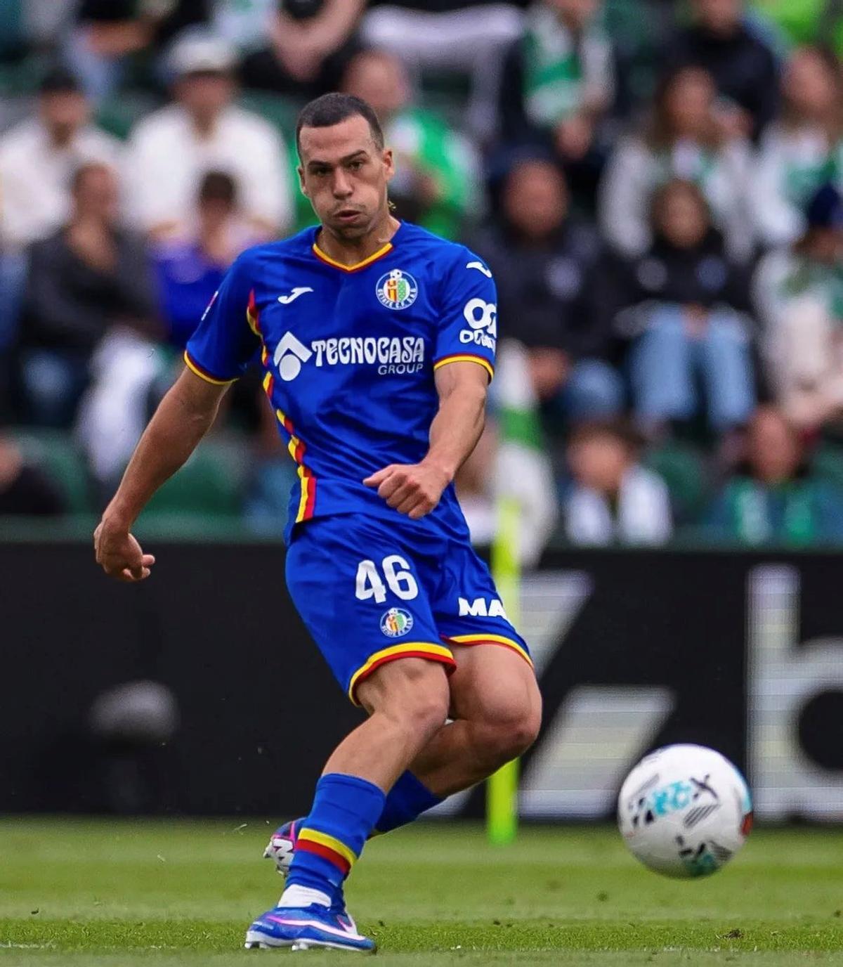 Damián Cáceres golpea el balón,