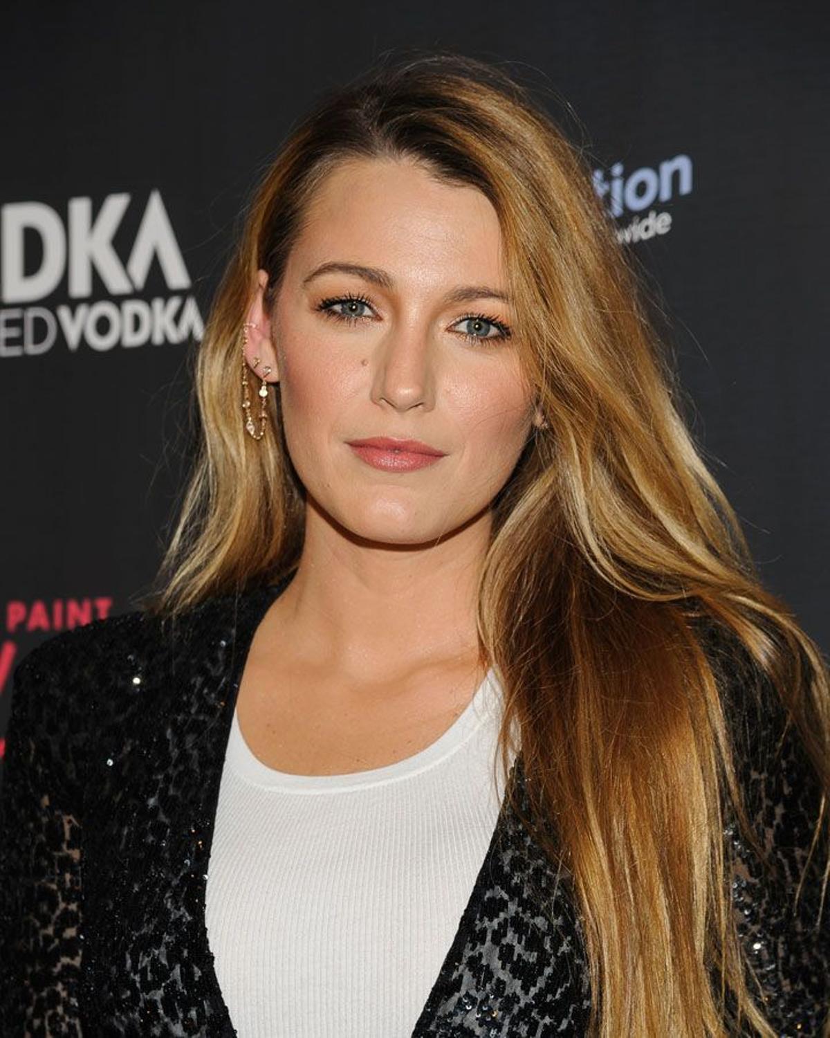 Detalle del look con camiseta blanca de Blake Lively