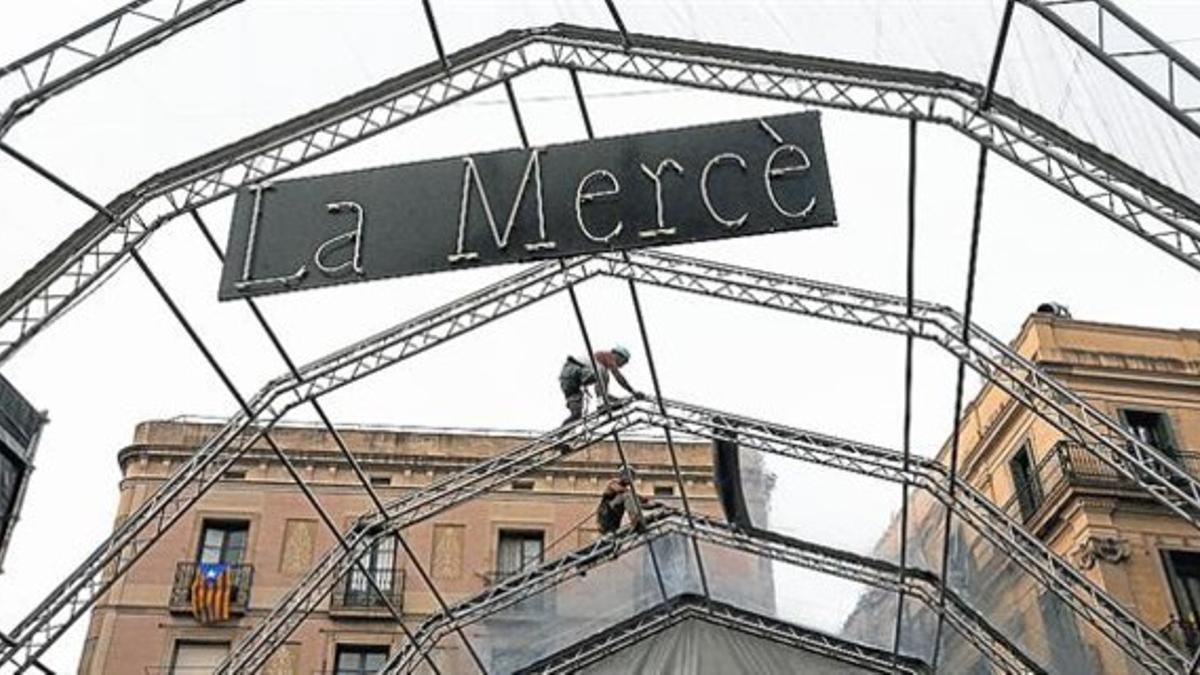 Unos operarios instalan el escenario de la plaza de Sant Jaume para las fiestas de la Mercè, ayer.