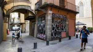 Barcelona 02.08.2019. Barcelona Ruta de pasajes de Ciutat Vella. En la foto, voltes en las calles de Anisadeta con Canvis Vells junto a Santa María del Mar. Fotografía de Jordi Cotrina