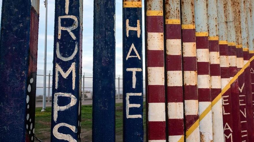 Un trozo de muro que separa México de EEUU visto desde Tijuana