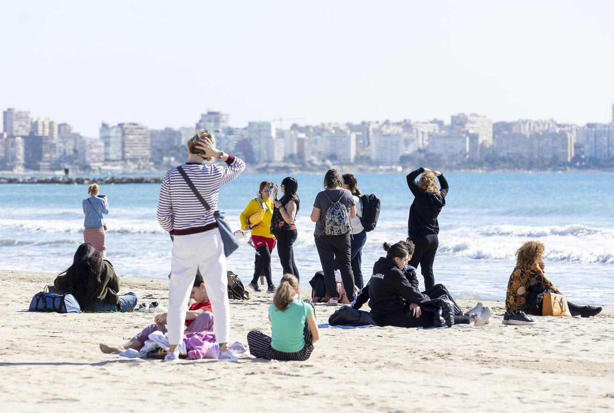 Las bajas temperaturas han propiciado que las playas, como esta de Alicante, estén semivacías.