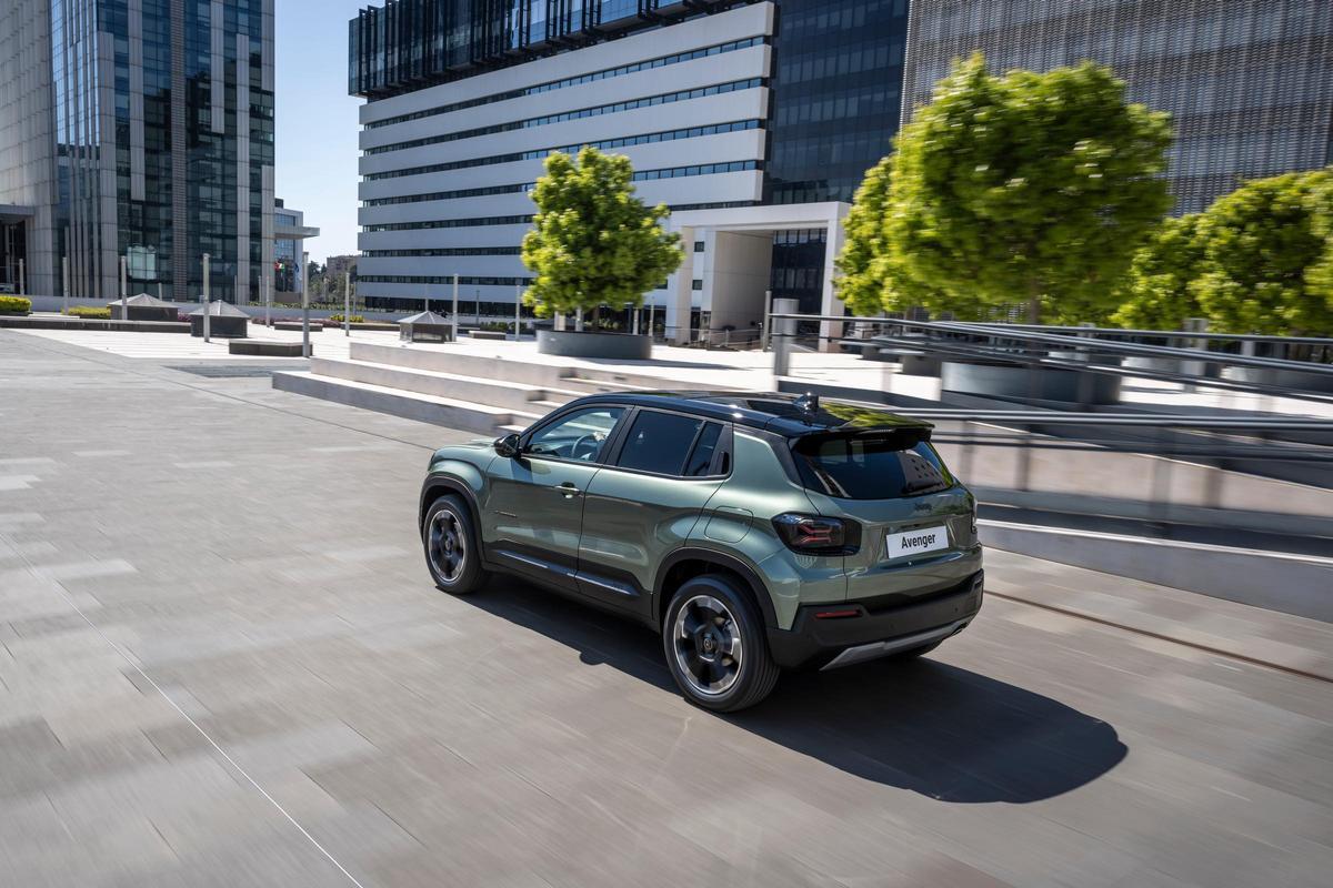 Todas las versiones del Avenger garantizan elevada capacidad off-road gracias a ángulos todoterreno optimizados y una altura libre al suelo de hasta 210 mm