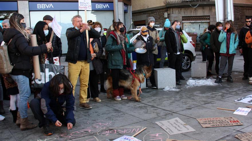 Diversos manifestants protestant a la plaça de l&#039;Ajuntament de Puigcerdà |