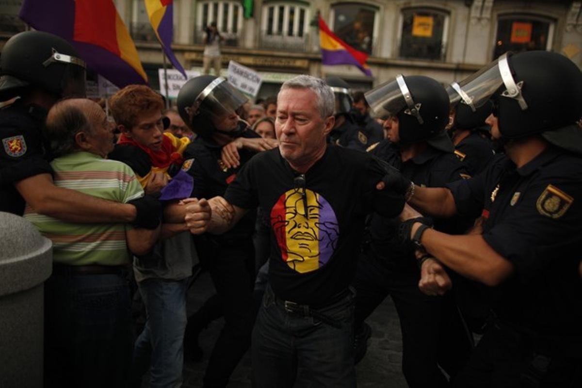 Jorge Verstrynge, ahir, durant la seva detenció per la policia a la Puerta del Sol a Madrid.