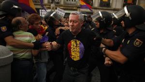 Jorge Verstrynge, ayer, durante su detención por la policía en la Puerta de Sol en Madrid.